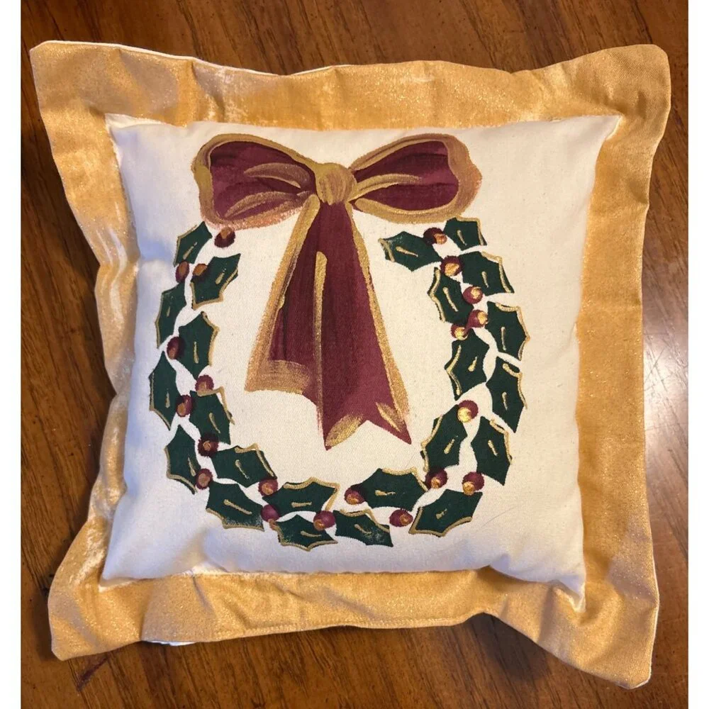 Christmas Wreath‎ Decorative Throw Pillow With Gold Border